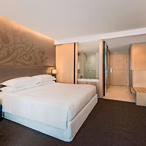 Camera con letto king size d'angolo